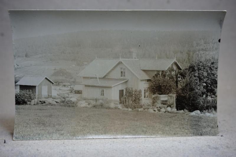 Hus vid älv med färjan i bakgrunden   - Antikt Vykort 