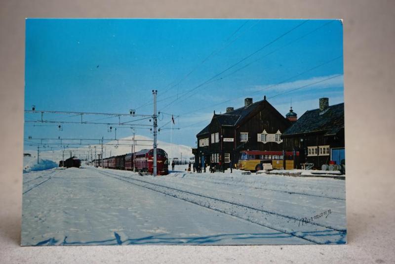 Tåg och Buss vid Hjerkinn Dovrefjell   Norway - Fin Svensk evenemangstämpel / Ortsstämpel på gammalt vykort - Molkom  1974