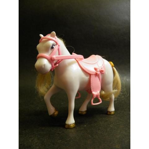 Fin vit Häst med rosa träns och sadel