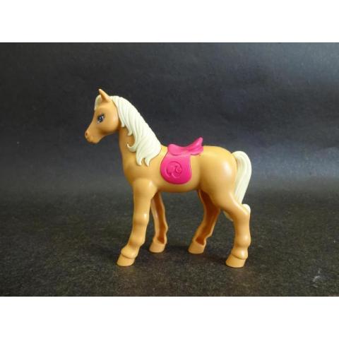 Fin häst med rosa sadel