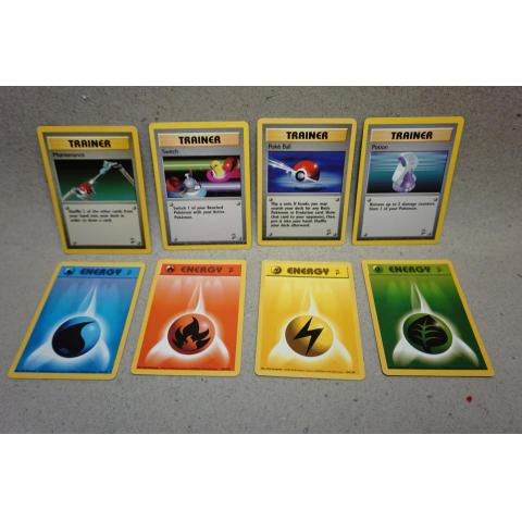 Bunt 8 stycken Pokemon kort