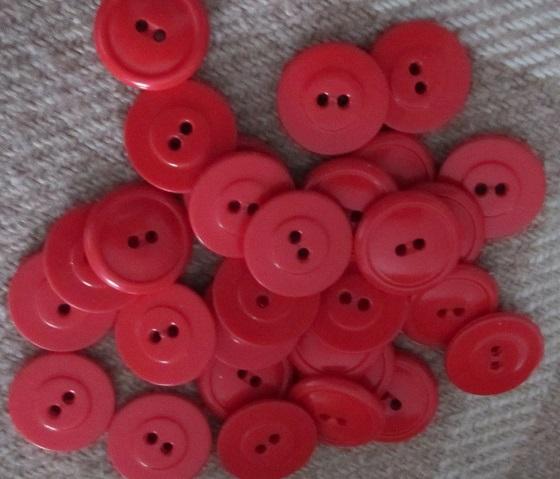 30 stycken röda knappar