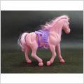 Söt rosa häst med lila sadel 