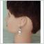 Örhängen med 4 små runda plattor och 1 strass sten, nickelfri vitmetall, för hål i öronen.