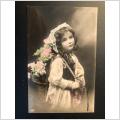 Vackert gammalt kort 1910 med liten flicka