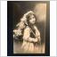Vackert gammalt kort 1910 med liten flicka