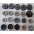 20 Knappar i olika grå färger och modeller 14 - 21 mm.
