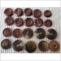 20 Brunmelerade hornknappar i olika modeller 14 - 20 mm.