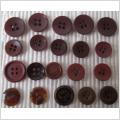 20 Bruna / brunröda knappar i olika modeller 13 - 17 mm.