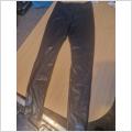 Svarta leggings i fuskskinn st 36
