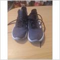 Adidas svarta sneakers med vita ränder st 37.5