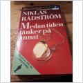 Medan tiden tänker på annat